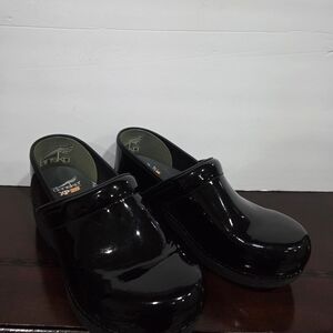 Dansko XP 2.0  Black Patent  shiny Leather Clogs Sz.39 EU (8,5-9 US)